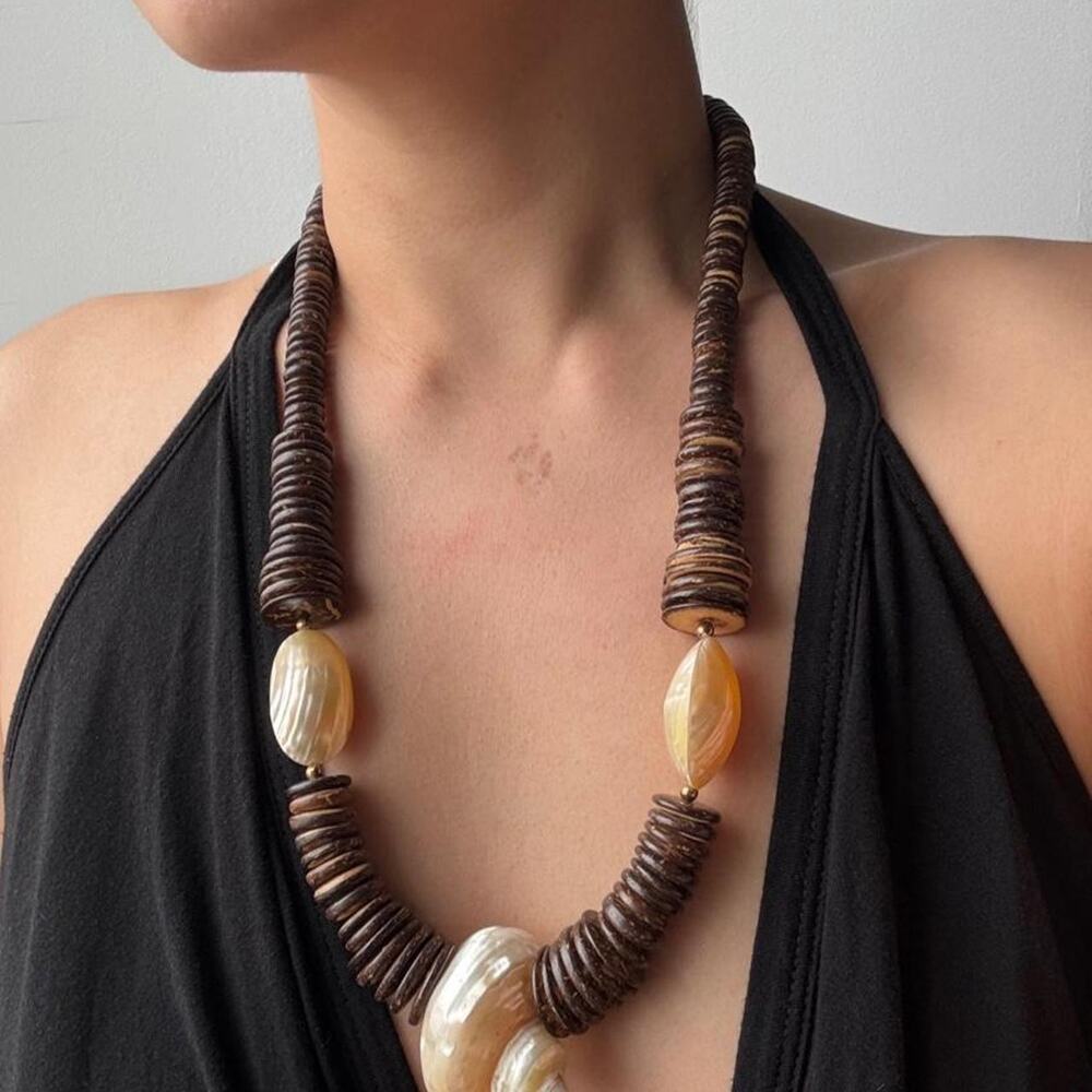 VTG brown and cream chunky shell necklace with brown coiled beads